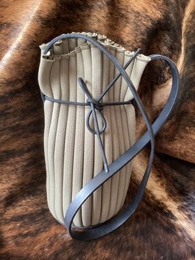 Unique Leather Ribbed Expandable Slouch Bucket Style Gathered Handbag🦋